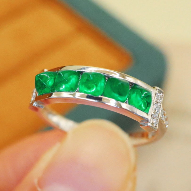 14k Gold 1.20 Ctw Vivid Green Natural Emerald & Diamond Ring: Ref:231002289 // gold content:14k gold // ring size:7. 25us // // main gemstone:emerald // shape:suger-loaf // carat weight:1. 08ct // color:vivid green // treatment:natural // // adjacent gemstone 2