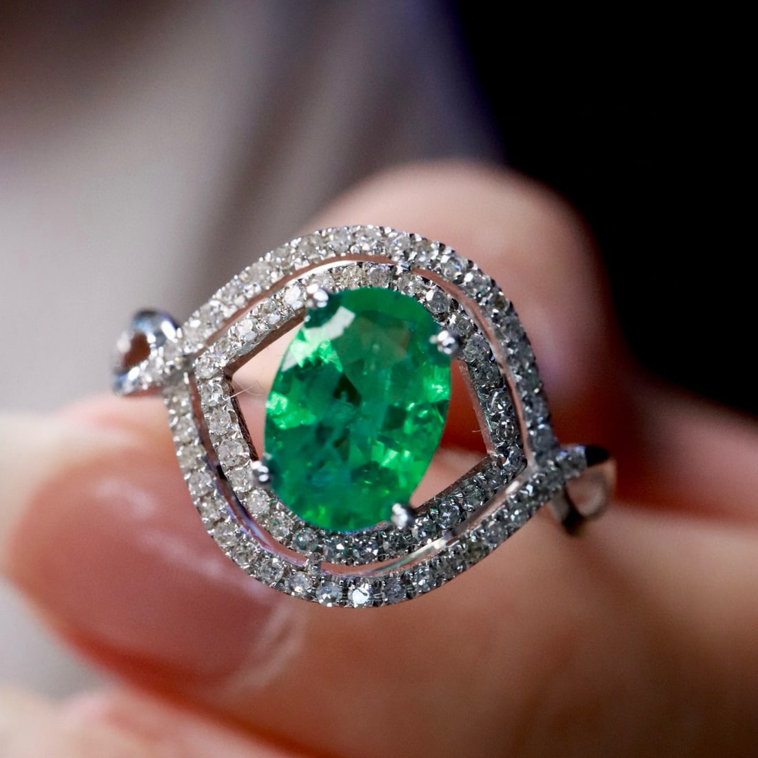 14k Gold 0.92 Ct Vivid Green Natural Emerald & Diamond Ring: Ref:231002290 // gold content:14k gold // ring size:7. 25us // // main gemstone:emerald // shape:oval // carat weight:0. 92ct // color:vivid green // treatment:natural // // adjacent gemstone 2 : diam