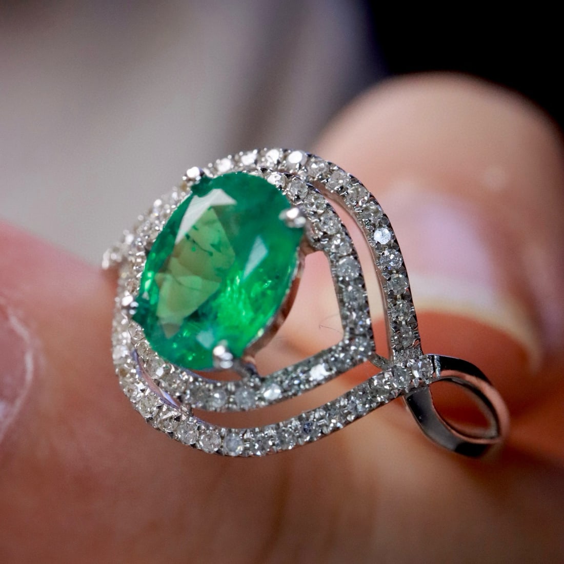 14k Gold 0.92 Ct Vivid Green Natural Emerald & Diamond Ring - 3