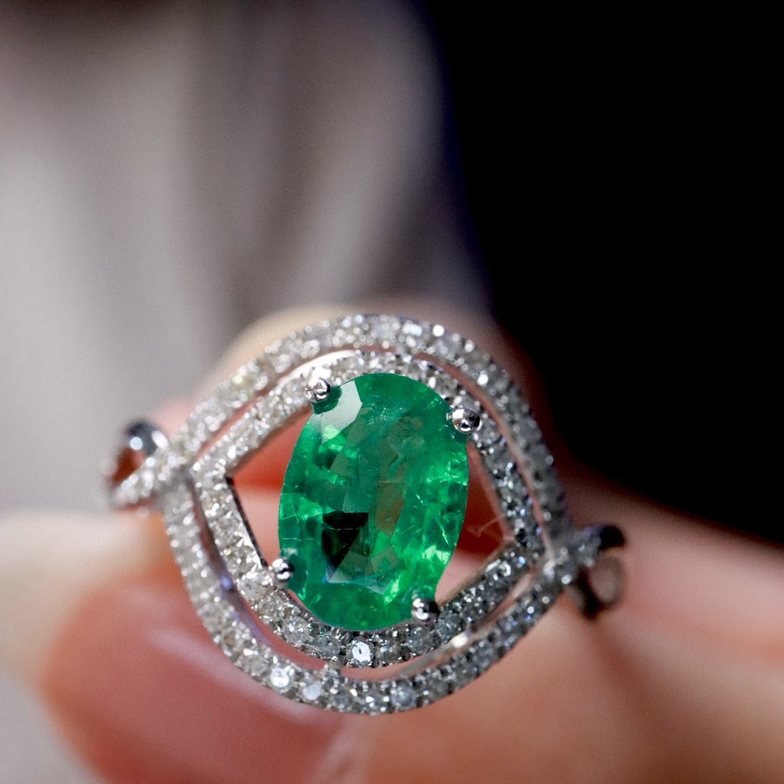 14k Gold 0.92 Ct Vivid Green Natural Emerald & Diamond Ring - 4