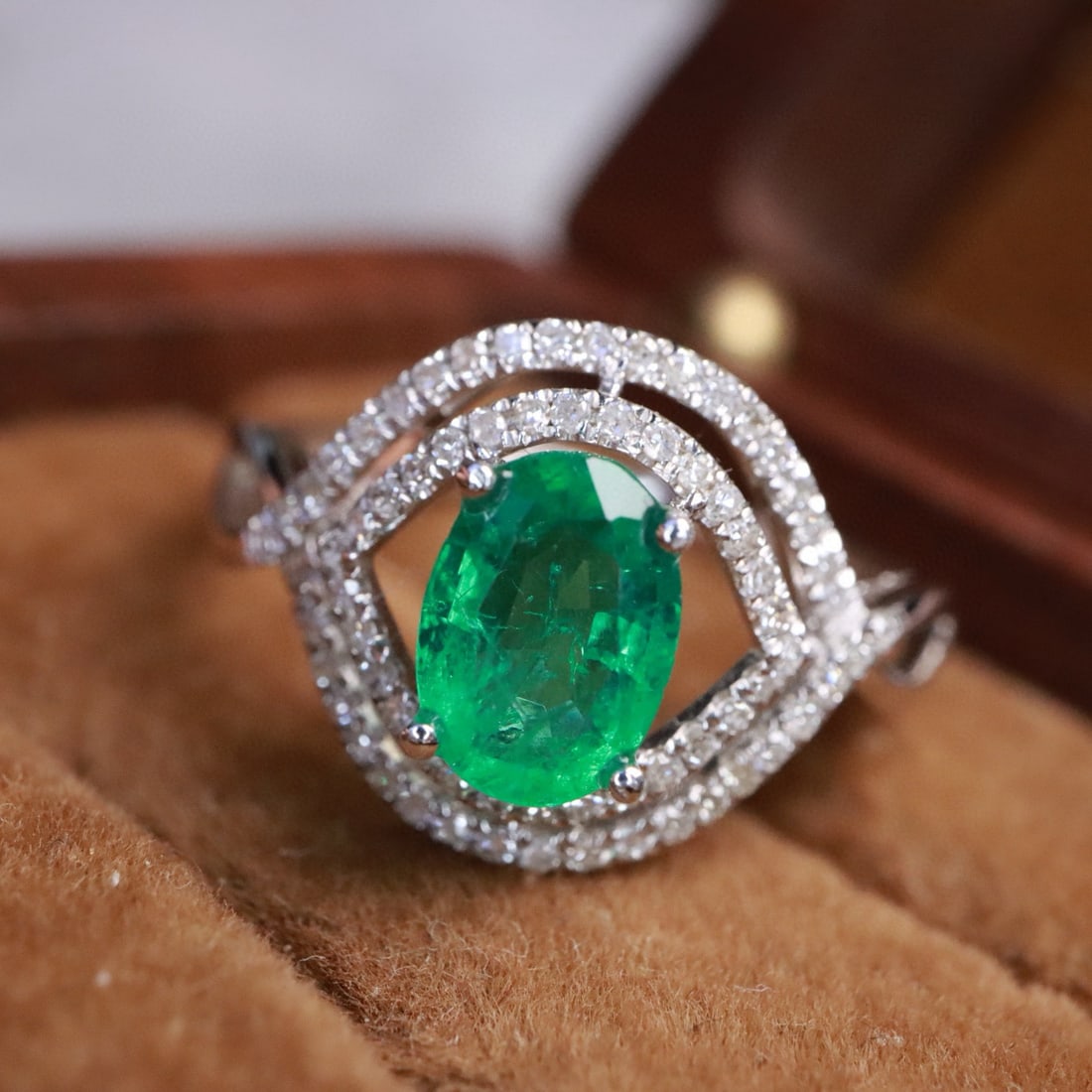 14k Gold 0.92 Ct Vivid Green Natural Emerald & Diamond Ring - 7