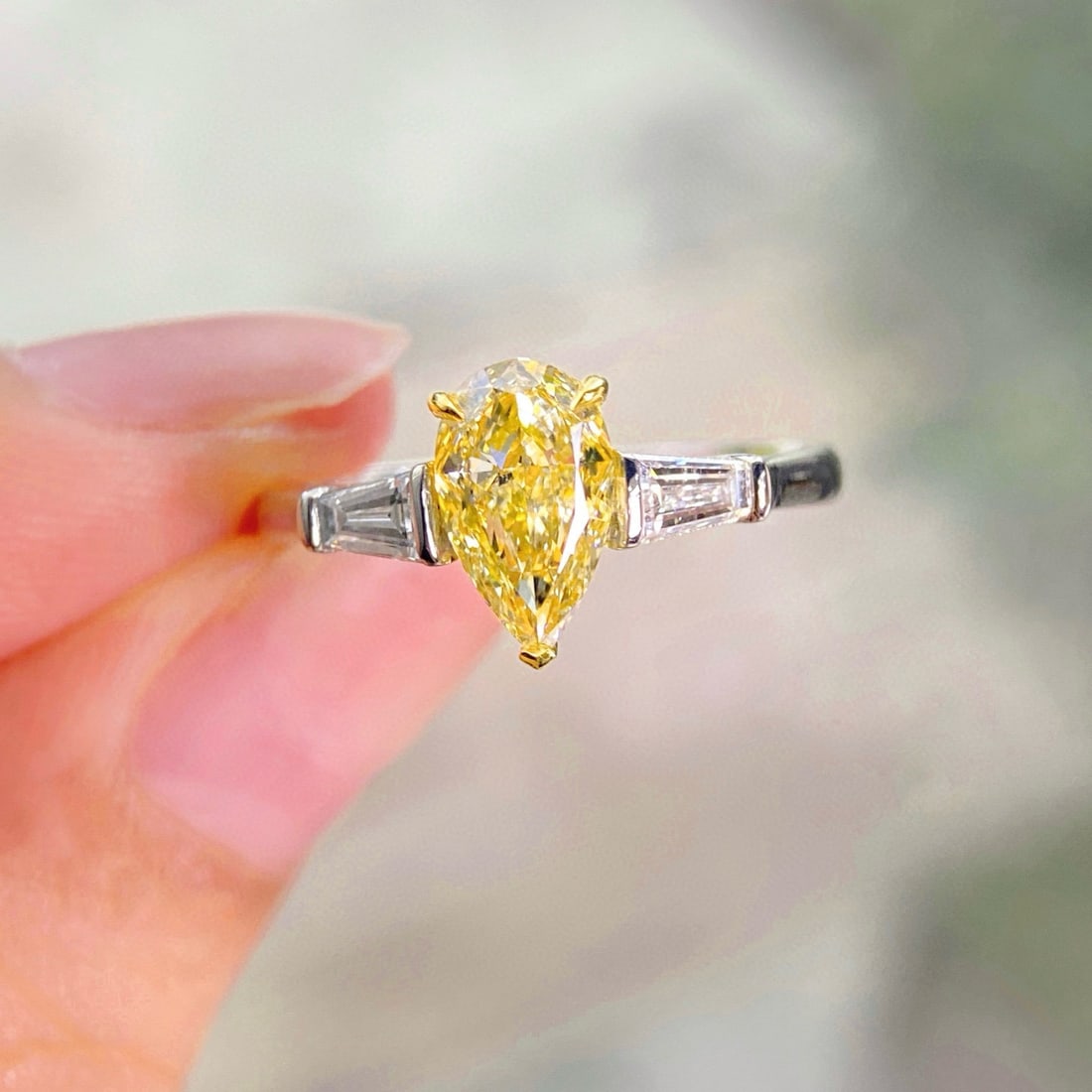 14k Gold 1.42 Ctw Natural Yellow Diamond & Diamond Ring: Ref:231002301 // gold content:14k gold // ring size:7. 25us // // main gemstone:yellow diamond // shape:pear // carat weight:1. 10ct // color:yellow // treatment:natural // // adjacent gemstone 2 : di