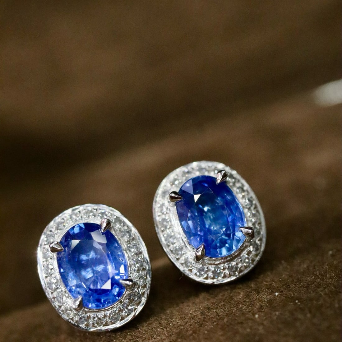 14k Gold 1.91 Ctw Natural Sapphire & Diamond Earrings: Ref:231002313 // gold content:14k gold // main gemstone:sapphire // shape:oval // carat weight:1. 75ct // color:blue // treatment:natural // // adjacent gemstone 2 : diamond // shape:round // carat
