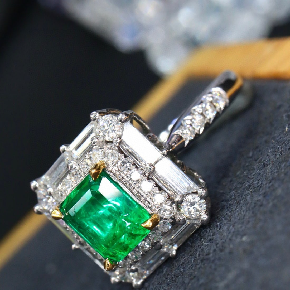 14k Gold 2.25 Ctw Vivid Green Natural Emerald & Diamond Ring - 2