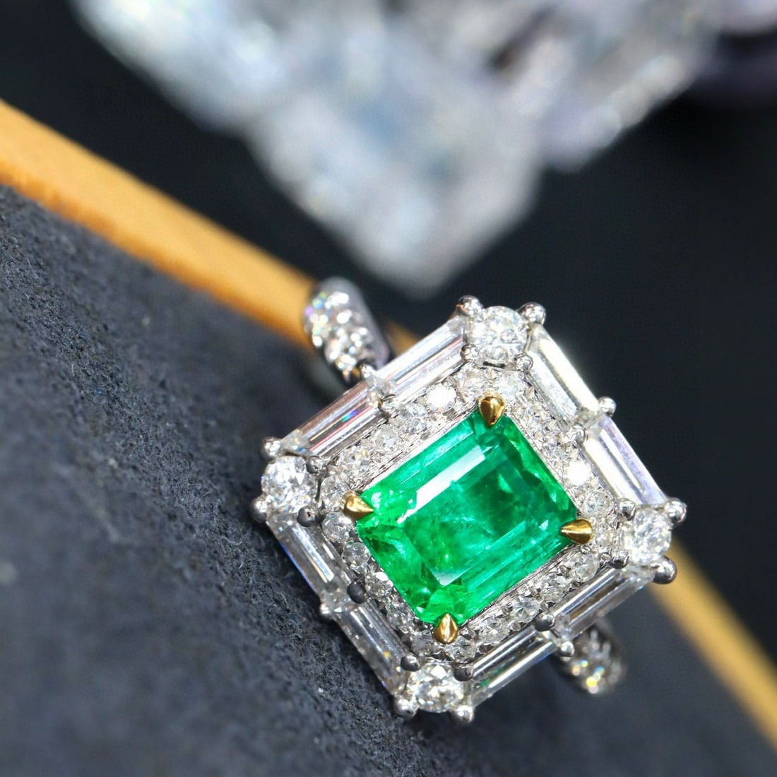 14k Gold 2.25 Ctw Vivid Green Natural Emerald & Diamond Ring - 3