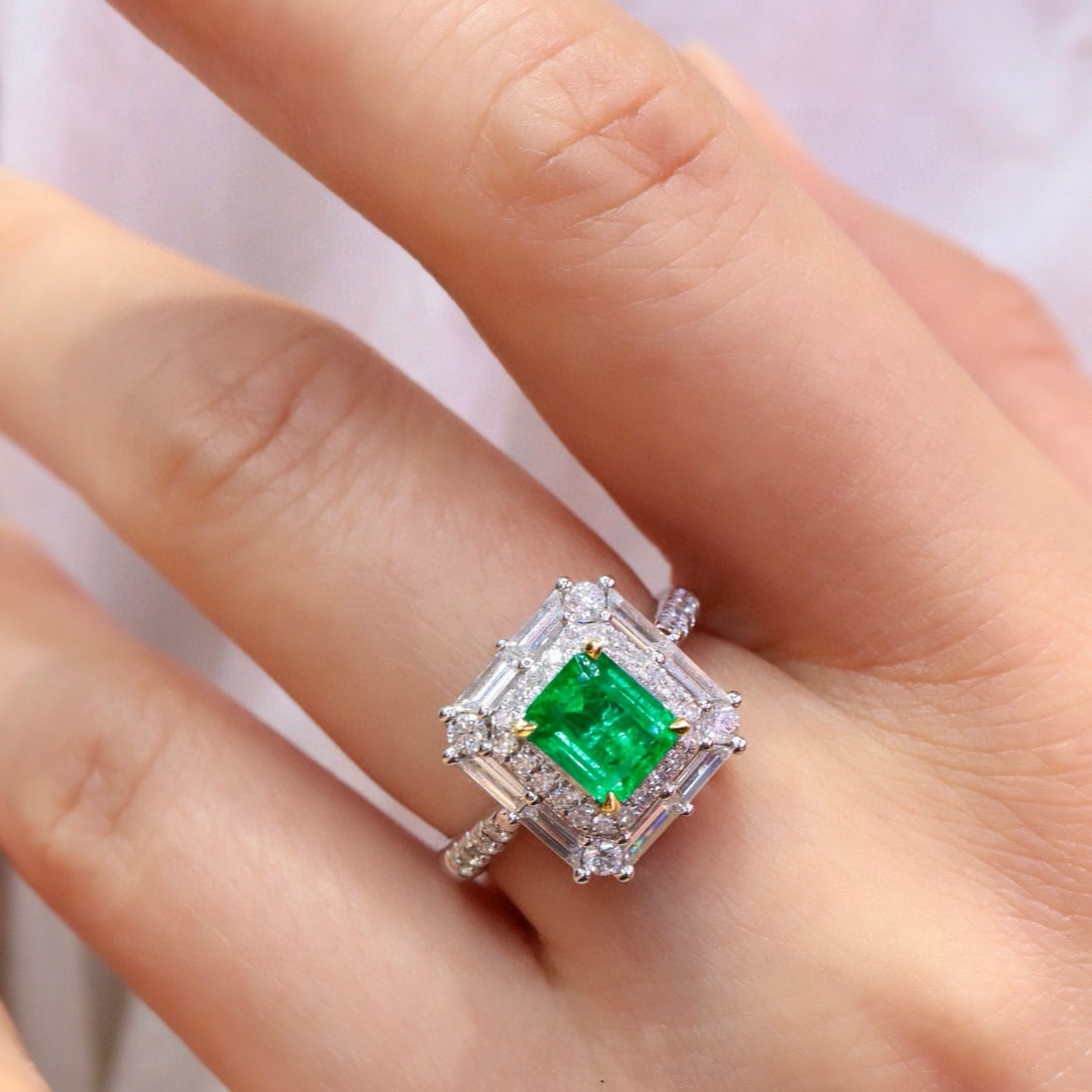 14k Gold 2.25 Ctw Vivid Green Natural Emerald & Diamond Ring - 4