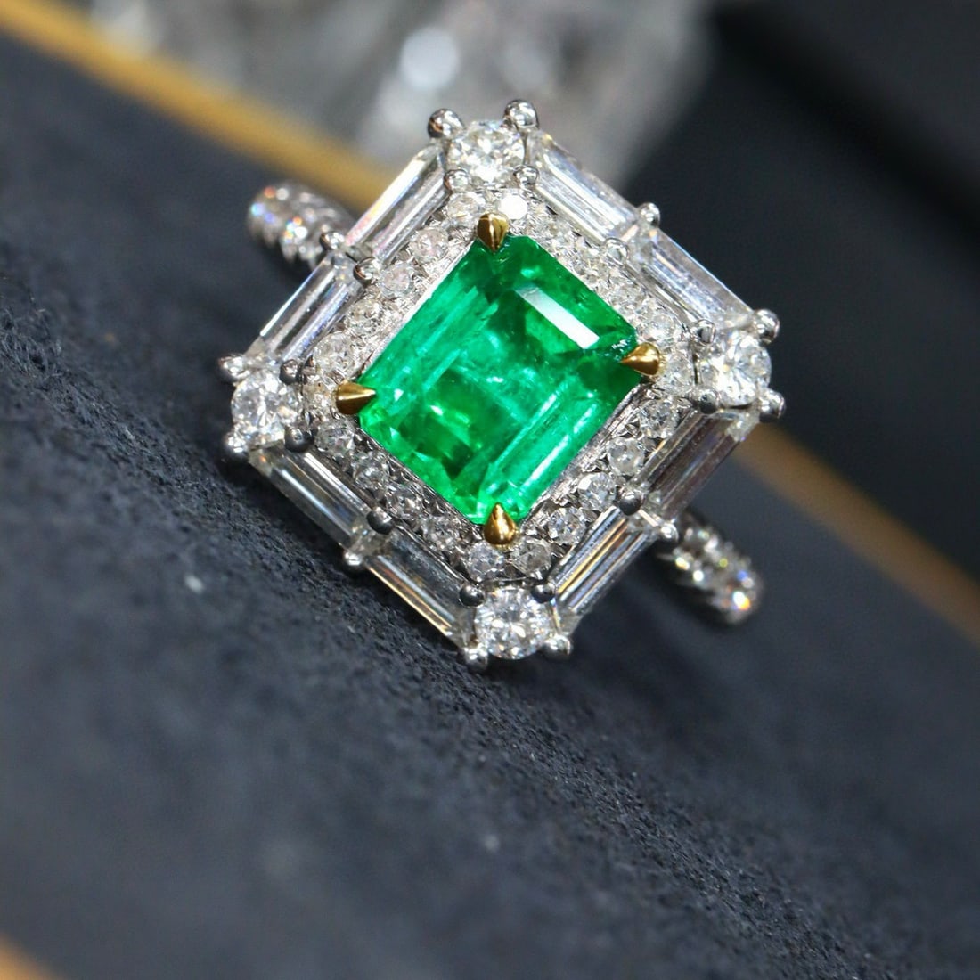 14k Gold 2.25 Ctw Vivid Green Natural Emerald & Diamond Ring - 5