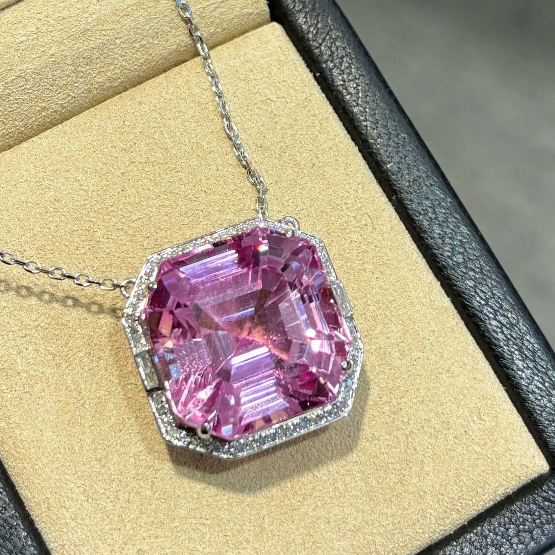 14k Gold 35.31 Ctw Natural Kunzite & Diamond Necklace: Ref:231002324 // gold content:14k gold // main gemstone:kunzite // shape:asscher // carat weight:35. 03ct // color:purple // treatment:natural // // adjacent gemstone 2 : diamond // shape:round //