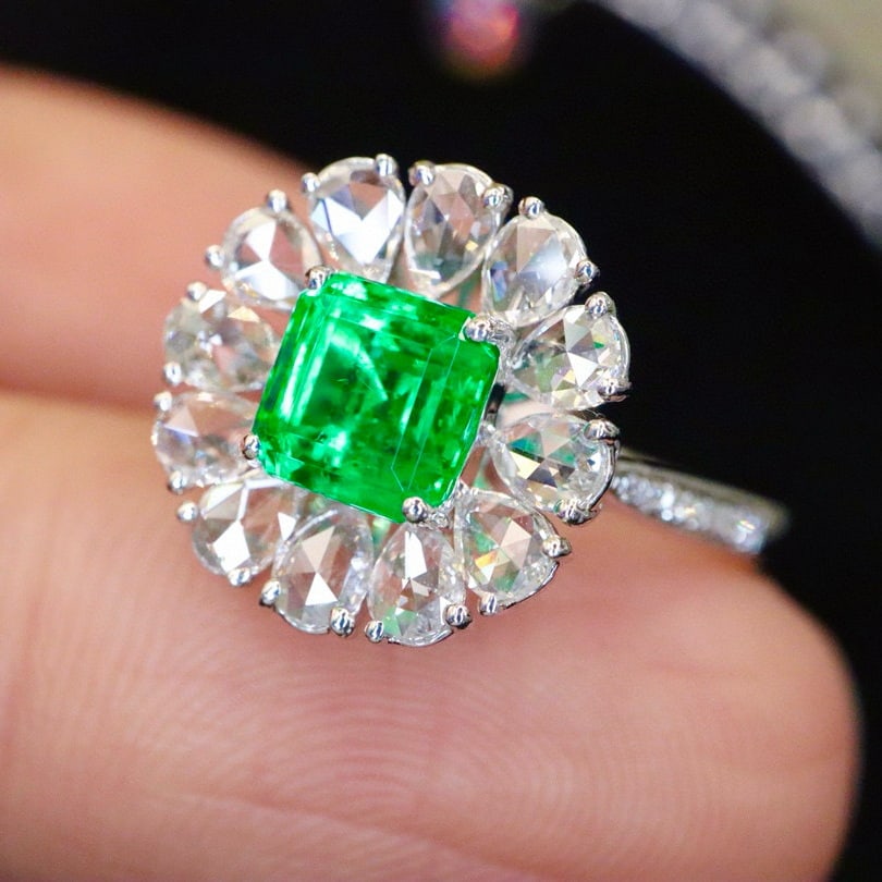 14k Gold 1.52 Ctw Vivid Green Natural Emerald & Diamond Ring: Ref:231002349 // gold content:14k gold // ring size:7. 25us // // main gemstone:emerald // shape:octagonal // carat weight:0. 92ct // color:vivid green // treatment:natural // // adjacent gemstone 2