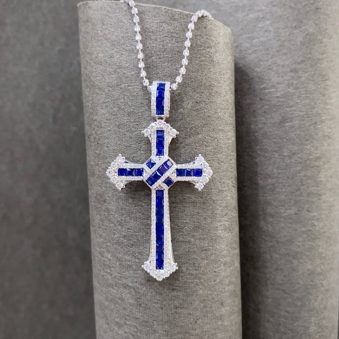 14k Gold 3.5 Ctw Vivid Blue Natural Sapphire & Diamond Pendant( Without Chain ): Ref:231002352 // gold content:14k gold // main gemstone:sapphire // shape:princess // carat weight:2. 6ct // color:vivid blue // treatment:natural // // adjacent gemstone 2 : diamond // shape:round