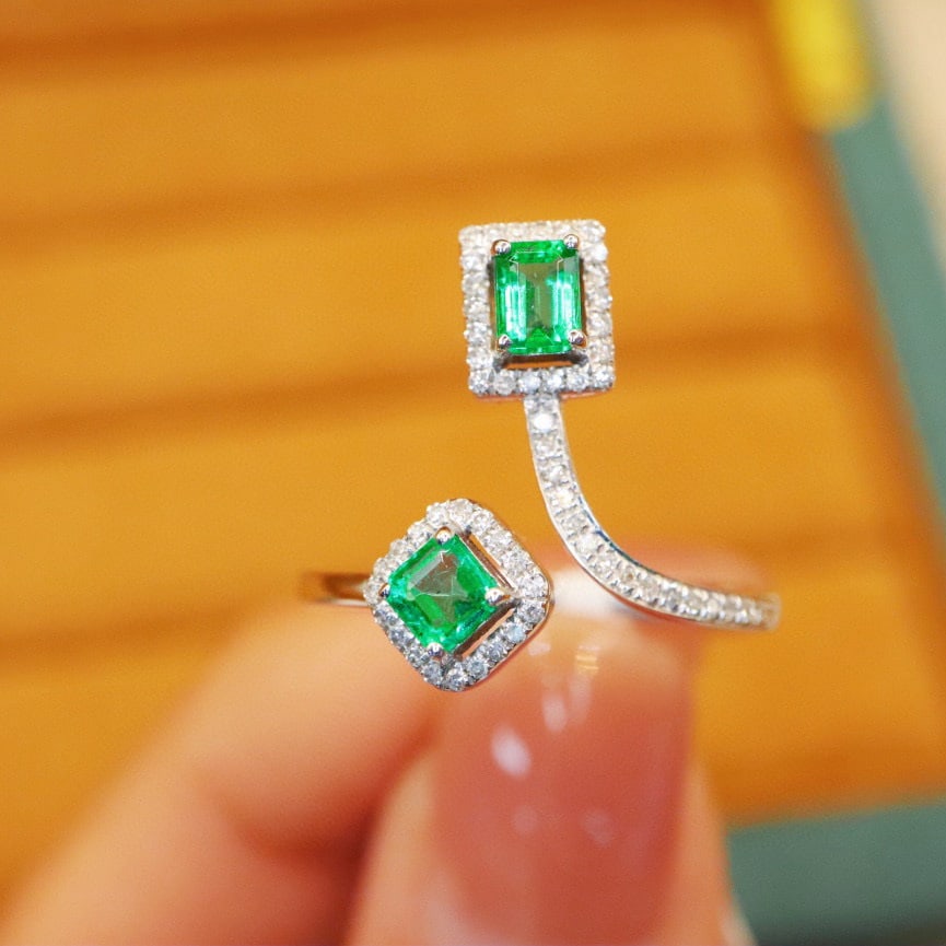 14k Gold 0.72 Ctw Natural Emerald & Diamond Ring: Ref:231002356 // gold content:14k gold // ring size:7. 25us // // main gemstone:emerald // shape:octagonal // carat weight:0. 55ct // color:green // treatment:natural // // adjacent gemstone 2 :