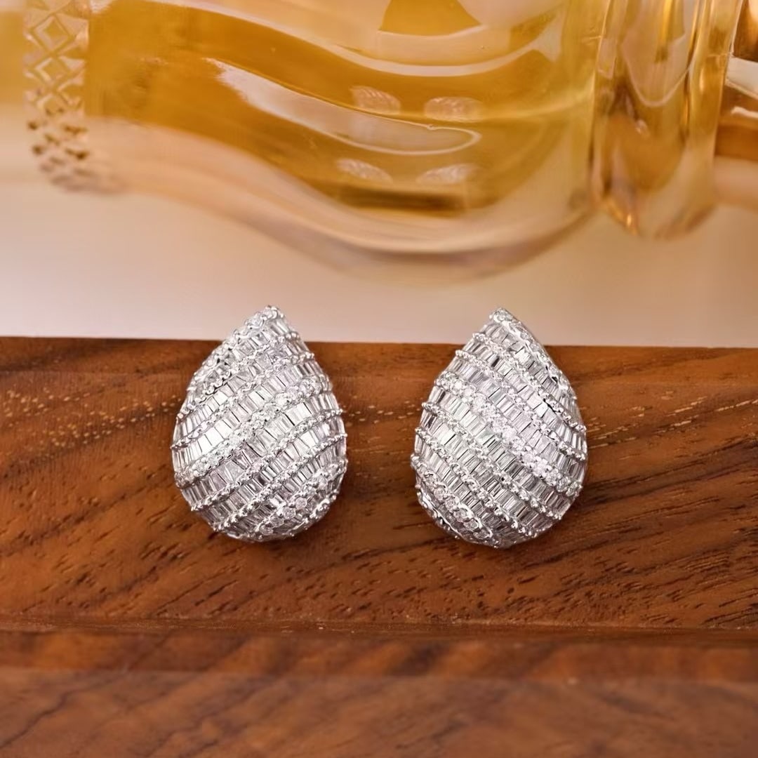 14k Gold 1.88 Ct Natural H Diamond Earrings: Ref:231002391 // gold content:14k gold // main gemstone:diamond // shape:multiply // carat weight:1. 88ct // clarity grade:vs-si // color:h // treatment:natural // Condition: New Low Estimate:
