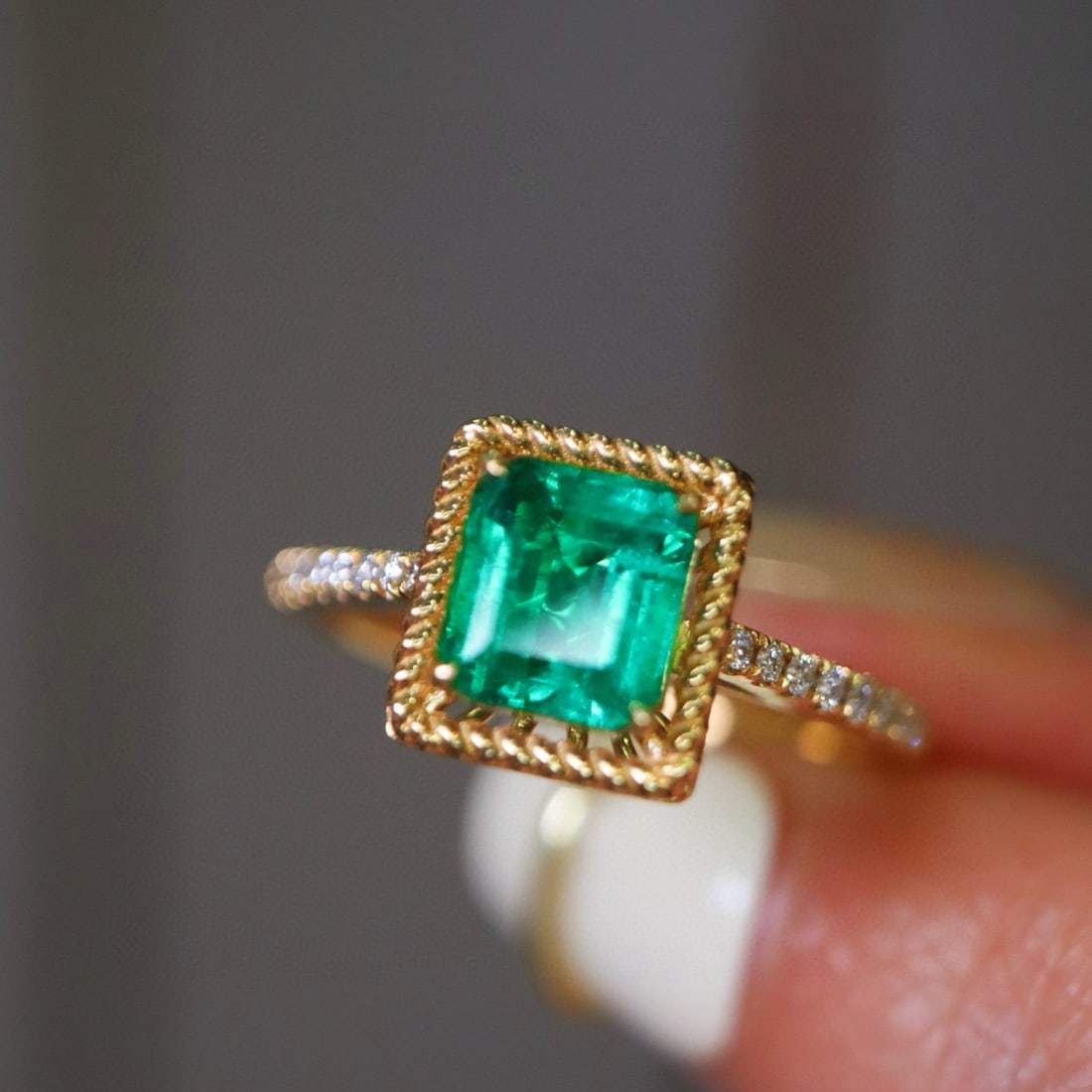 14k Gold 1.03 Ctw Vivid Green Natural Emerald & Diamond Ring - 4