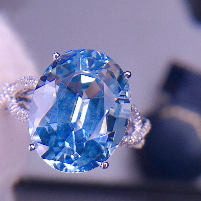14k Gold 6.95 Ct Natural Aquamarine & Diamond Ring: Ref:231002406 // gold content:14k gold // ring size:7. 25us // // main gemstone:aquamarine // shape:oval // carat weight:6. 95ct // color:santa maria color // treatment:natural // // adjacent