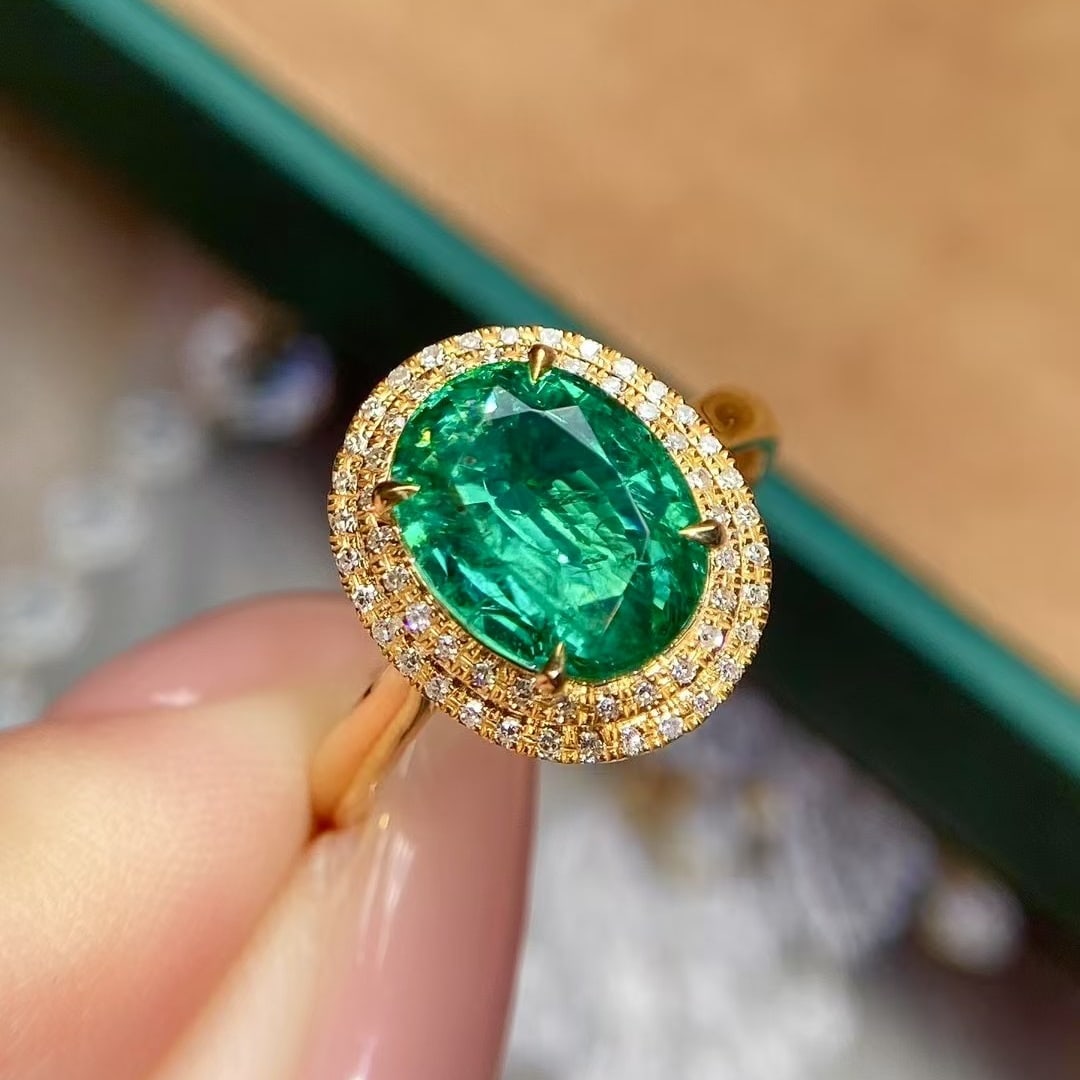 14k Gold 2.74 Ctw Vivid Green Natural Emerald & Diamond Ring: Ref:231002412 // gold content:14k gold // ring size:7. 25us // // main gemstone:emerald // shape:oval // carat weight:2. 6ct // color:vivid green // treatment:natural // // adjacent gemstone 2 : diamo