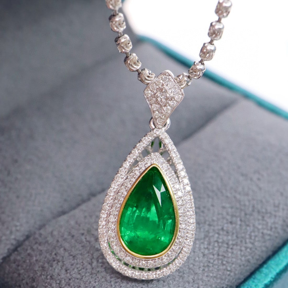 14k Gold 1.55 Ctw Vivid Green Natural Emerald & Diamond Pendant( Without Chain ): Ref:231002415 // gold content:14k gold // main gemstone:emerald // shape:pear // carat weight:1. 25ct // color:vivid green // treatment:natural // // adjacent gemstone 2 : diamond // shape:round //