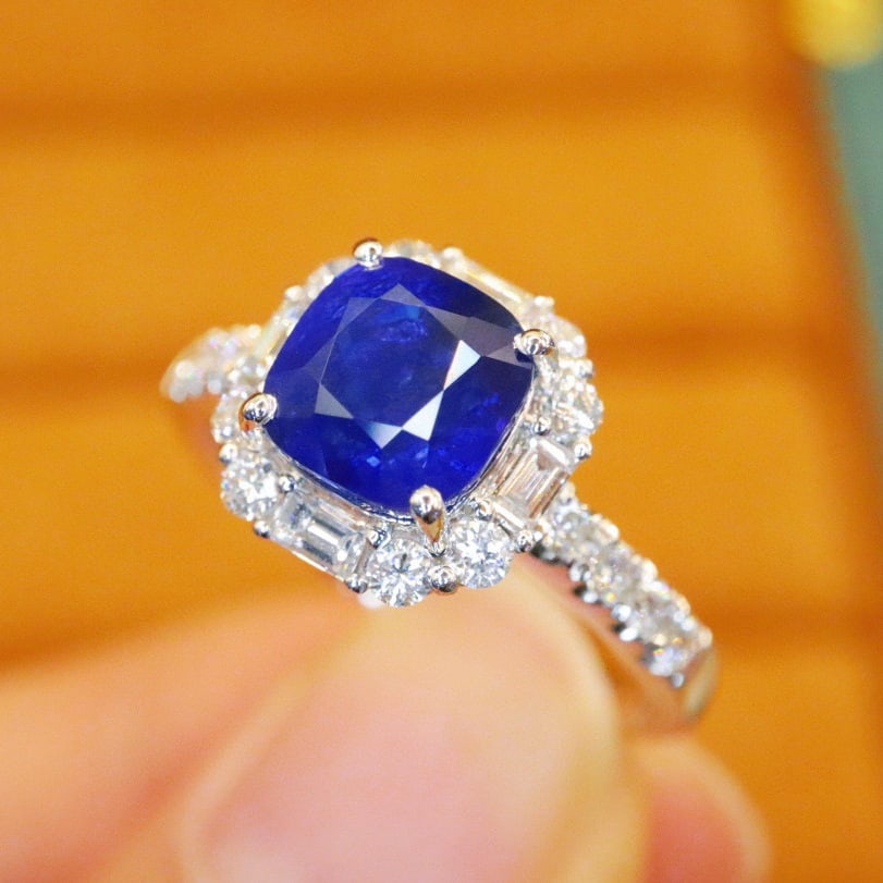 14k Gold 2.60 Ctw Natural Sapphire & Diamond Ring: Ref:231002429 // gold content:14k gold // ring size:7. 25us // // main gemstone:sapphire // shape:cushion // carat weight:2. 05ct // color:royal blue // treatment:natural // // adjacent gemstone 2 : d
