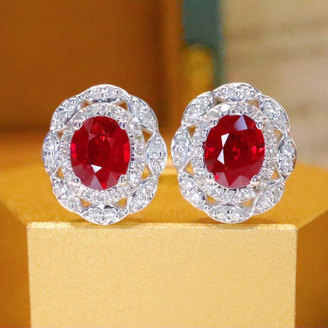 14k Gold 1.11 Ctw Natural Ruby & Diamond Earrings: Ref:231002439 // gold content:14k gold // main gemstone:ruby // shape:oval // carat weight:0. 9ct // color:pigeonblood red // treatment:natural // // adjacent gemstone 2 : diamond // number of
