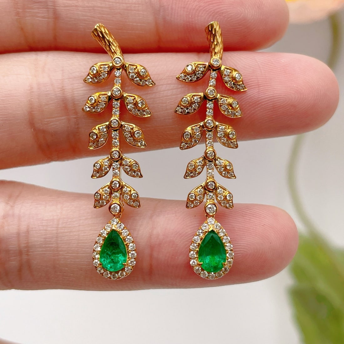 14k Gold 1.41 Ctw Vivid Green Natural Emerald & Diamond Earrings: Ref:231106418 // gold content:14k gold // main gemstone:emerald // shape:pear // carat weight:0. 75ct // color:vivid green // treatment:natural // // adjacent gemstone 2 : diamond // shape:round // ca