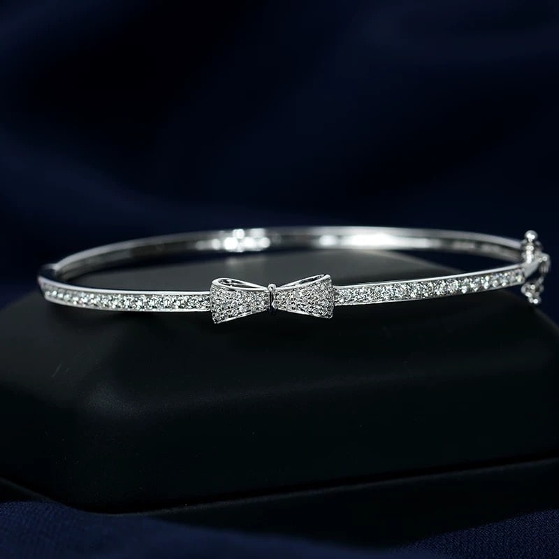 14k Gold 0.57 Ct Natural H Diamond Bangle: Ref:231007001 // gold content:14k gold // main gemstone:diamond // shape:round // carat weight:0. 57ct // clarity grade:vs-si // color:h // treatment:natural // cut grade:g // Low Estimate: 5900 High
