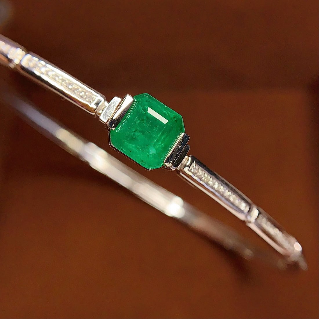14k Gold 2.2 Ct Vivid Green Natural Emerald & Diamond Bangle: Ref:231007011 // gold content:14k gold // main gemstone:emerald // shape:octagonal // carat weight:2. 2ct // color:vivid green // treatment:natural // // adjacent gemstone 2 : diamond // number of sto