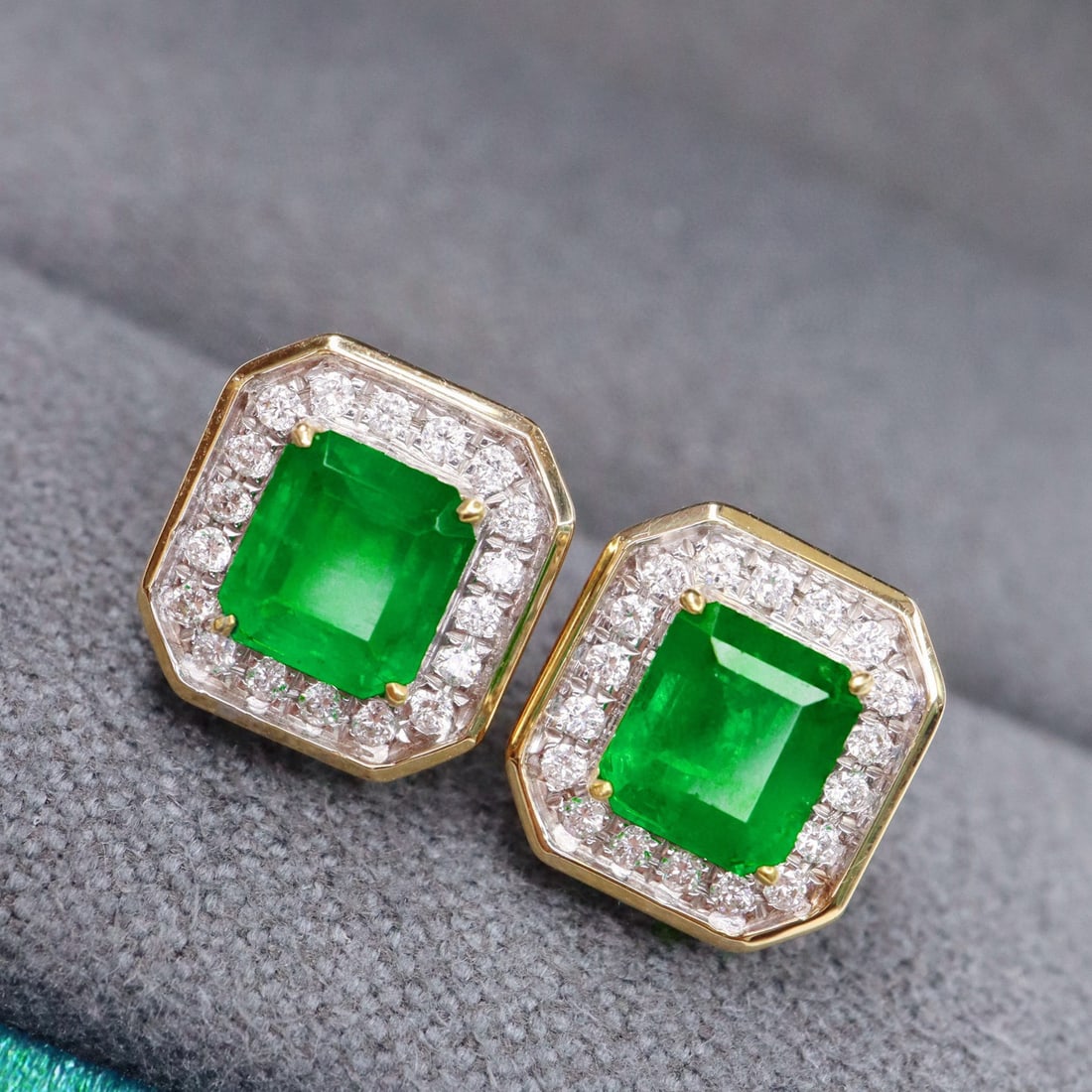14k Gold 1.25 Ctw Vivid Green Natural Emerald & Diamond Earrings: Ref:231007019 // gold content:14k gold // main gemstone:emerald // shape:octagonal // carat weight:1. 07ct // color:vivid green // treatment:natural // // adjacent gemstone 2 : diamond // shape:round