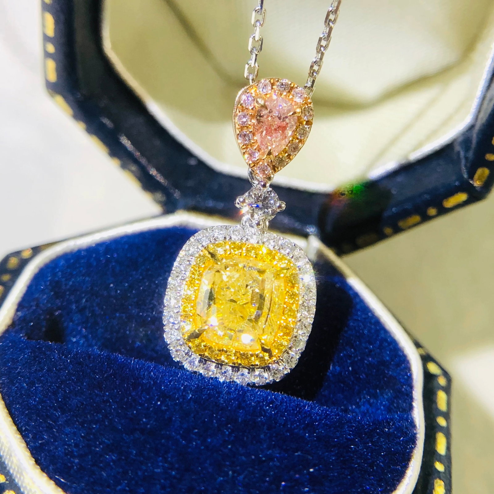 14k Gold 1.11 Ctw Natural Yellow Diamond & Pink Diamond Pendant( Without Chain ): Ref:231007030 // gold content:14k gold // main gemstone:yellow diamond // shape:cushion // carat weight:1. 01ct // color:yellow // treatment:natural // // adjacent gemstone 2 : pink diamond // shape:p