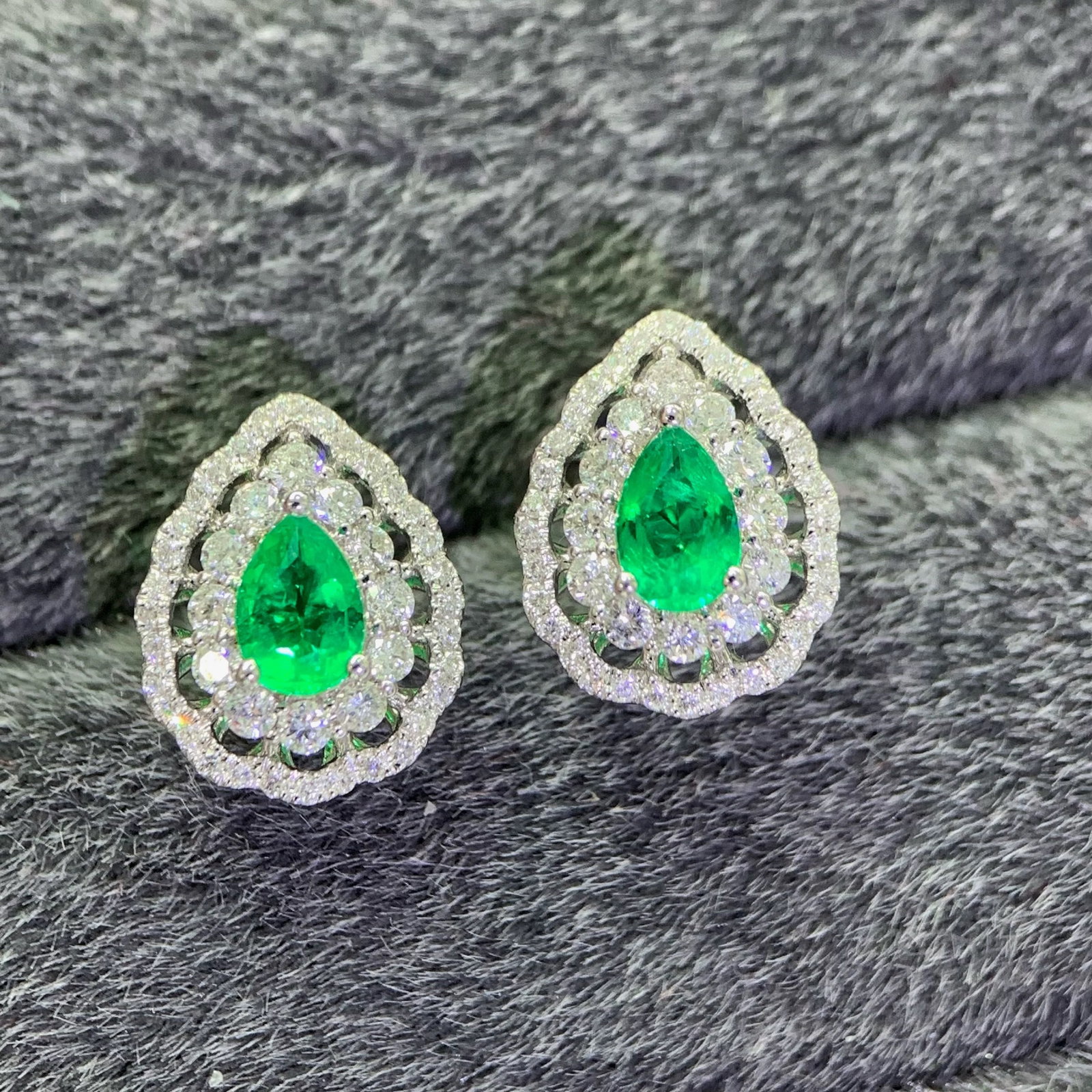 14k Gold 0.46 Ct Vivid Green Natural Emerald & Diamond Earrings: Ref:231007040 // gold content:14k gold // main gemstone:emerald // shape:pear // carat weight:0. 46ct // color:vivid green // treatment:natural // // adjacent gemstone 2 : diamond // shape:round //