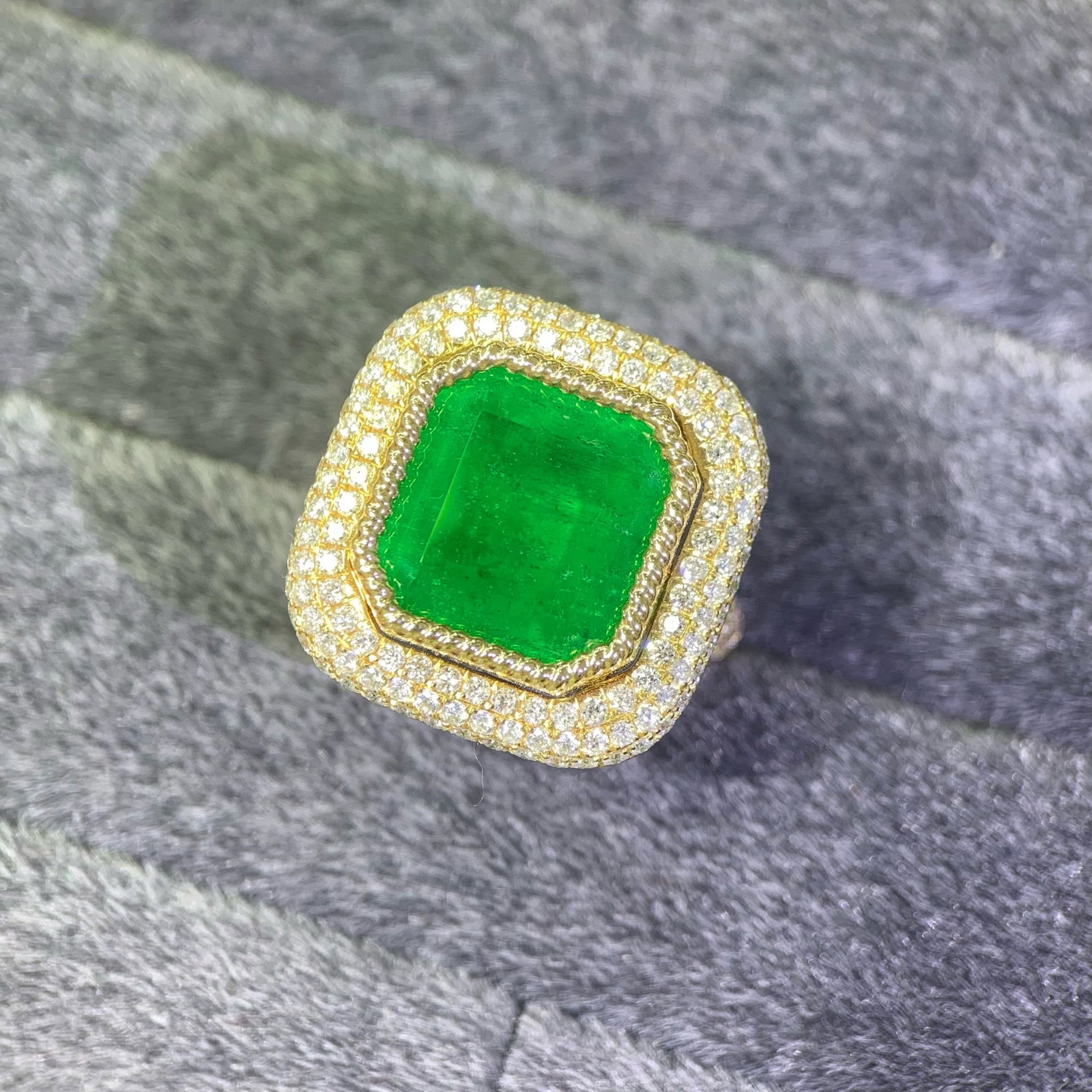 14k Gold 7.83 Ct Vivid Green Natural Emerald & Diamond Ring: Ref:231007041 // gold content:14k gold // ring size:7. 25us // // main gemstone:emerald // shape:octagonal // carat weight:7. 83ct // color:vivid green // treatment:natural // // adjacent gemstone 2 :