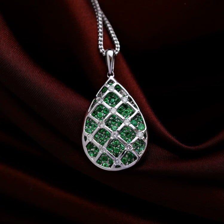14k Gold 2.35 Ctw Natural Tsavorite & Diamond Necklace: Ref:231007072 // gold content:14k gold // main gemstone:tsavorite // shape:round // carat weight:2. 00ct // color:green // treatment:natural // cut grade:g // // adjacent gemstone 2 : diamond //