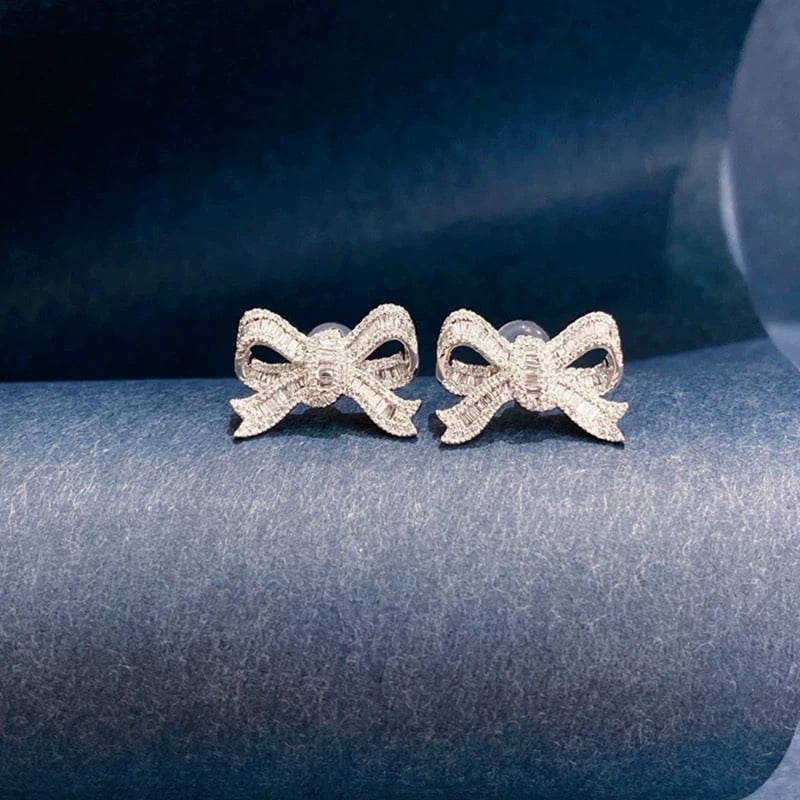 14k Gold 0.8 Ct Natural H Diamond Earrings: Ref:231007080 // gold content:14k gold // main gemstone:diamond // shape:multiply // carat weight:0. 8ct // clarity grade:vs-si // color:h // treatment:natural // Condition: New Low Estimate: 4200.00 