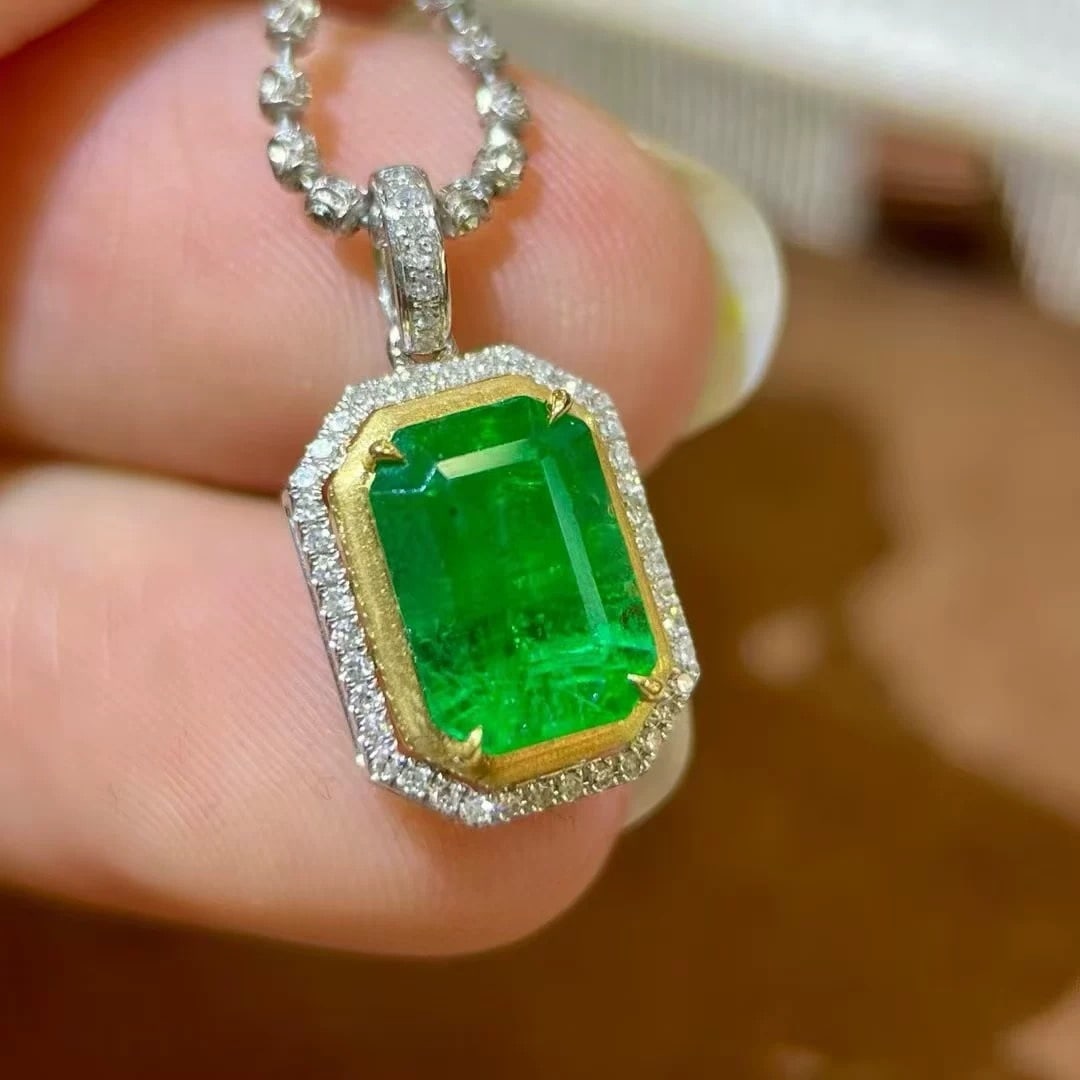 14k Gold 2.65 Ctw Vivid Green Natural Emerald & Diamond Pendant( Without Chain ): Ref:231007086 // gold content:14k gold // main gemstone:emerald // shape:octagonal // carat weight:2. 5ct // color:vivid green // treatment:natural // // adjacent gemstone 2 : diamond // shape:round /