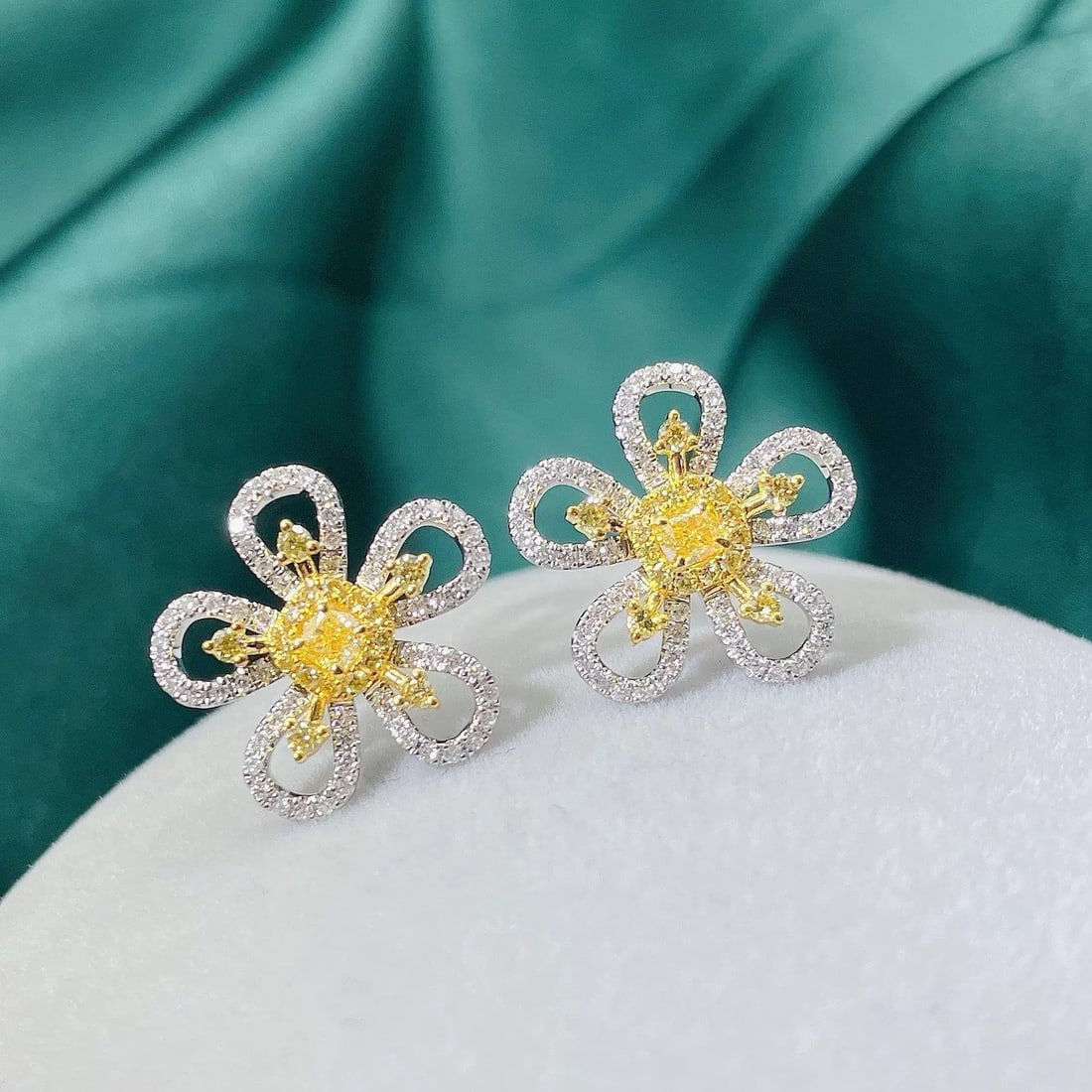 14k Gold 0.80 Ctw Natural Yellow Diamond & Diamond Earrings: Ref:231007094 // gold content:14k gold // main gemstone:yellow diamond // shape:cushion // carat weight:0. 23ct // color:yellow // treatment:natural // // adjacent gemstone 2 : diamond // shape:round