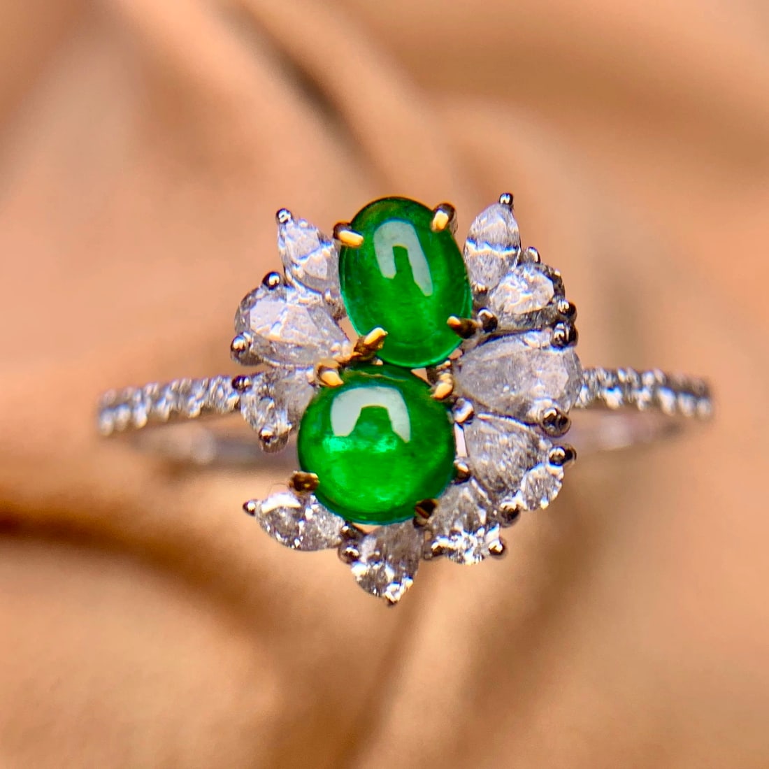 14k Gold 0.4 Ct Natural Emerald & Diamond Ring: Ref:231007101 // gold content:14k gold // ring size:7. 25us // // main gemstone:emerald // shape:oval // carat weight:0. 4ct // color:green // treatment:natural // // adjacent gemstone 2 : diamond //