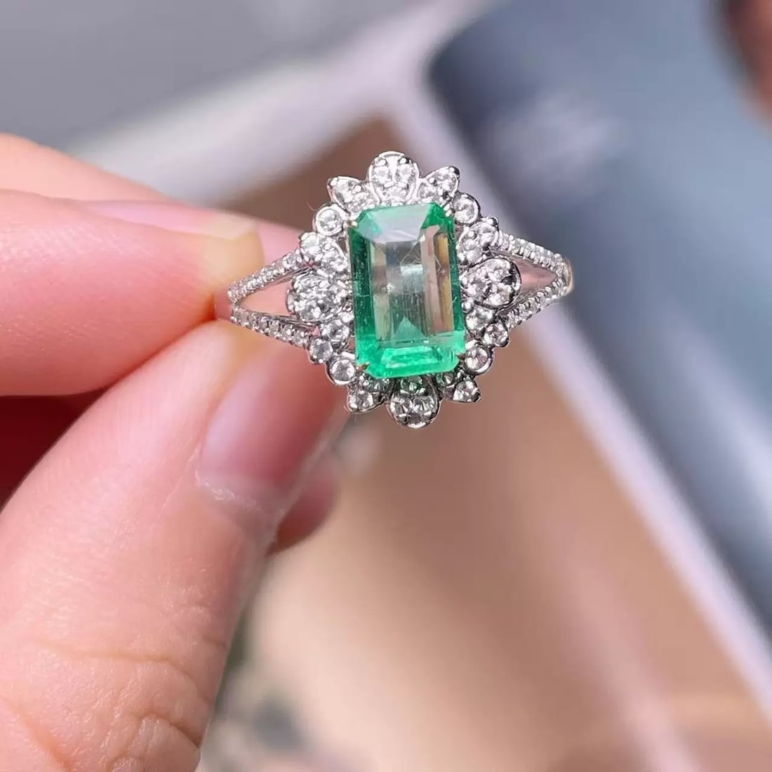 14k Gold 1.3 Ct Natural Emerald & Diamond Ring: Ref:231007109 // gold content:14k gold // ring size:7. 25us // // main gemstone:emerald // shape:octagonal // carat weight:1. 3ct // color:green // treatment:natural // // adjacent gemstone 2 :