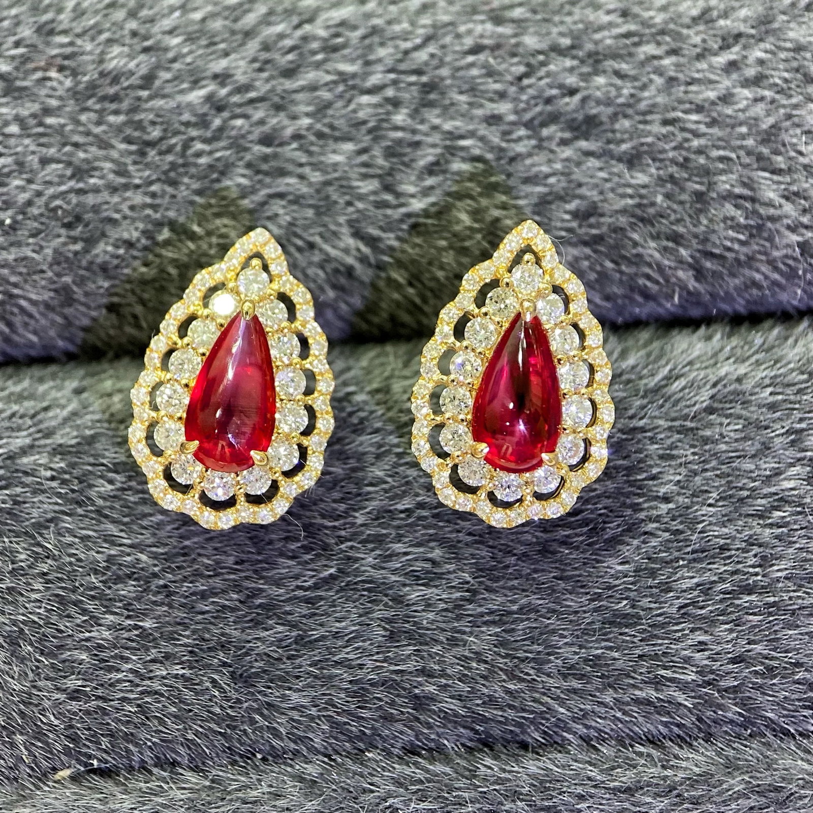 14k Gold 1.35 Ct Natural Ruby & Diamond Earrings: Ref:231007113 // gold content:14k gold // main gemstone:ruby // shape:pear // carat weight:1. 35ct // color:red // treatment:natural // // adjacent gemstone 2 : diamond // shape:round // clarity grade
