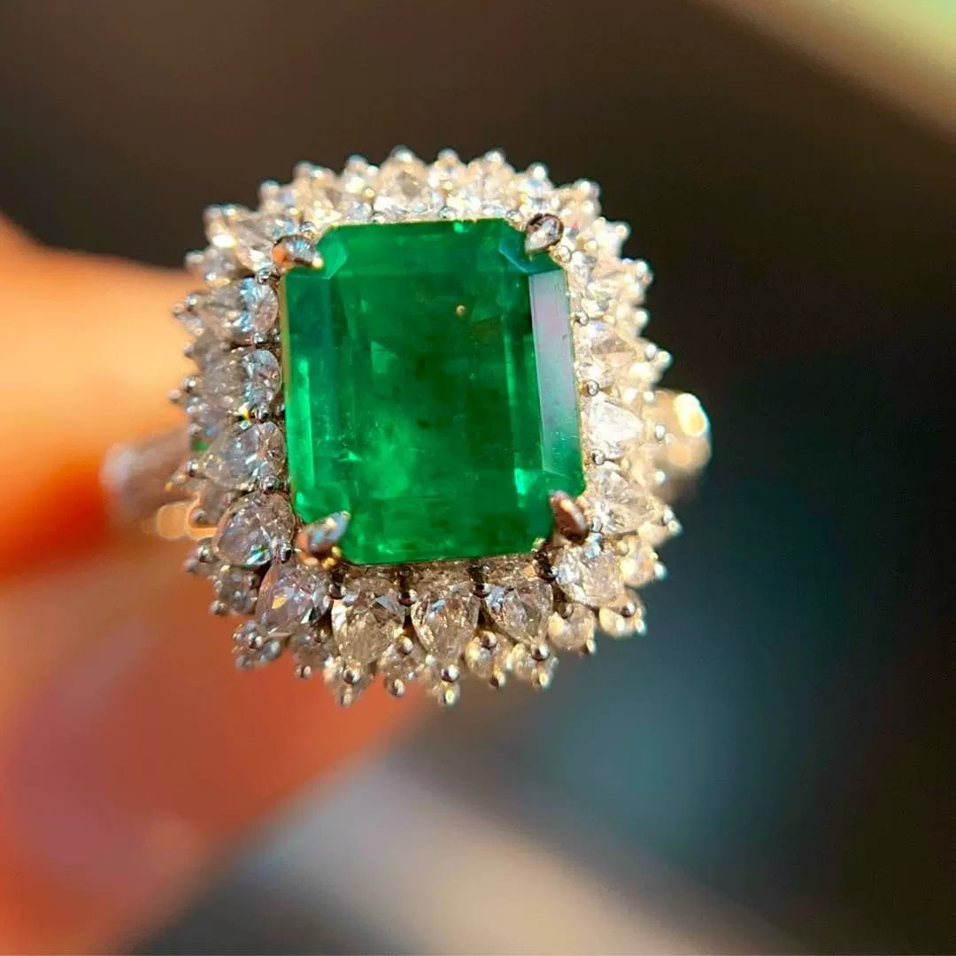 14k Gold 4.24 Ctw Natural Emerald & Diamond Ring: Ref:231007121 // gold content:14k gold // ring size:7. 25us // // main gemstone:emerald // shape:octagonal // carat weight:3. 1ct // color:green // treatment:natural // // adjacent gemstone 2 : diamon