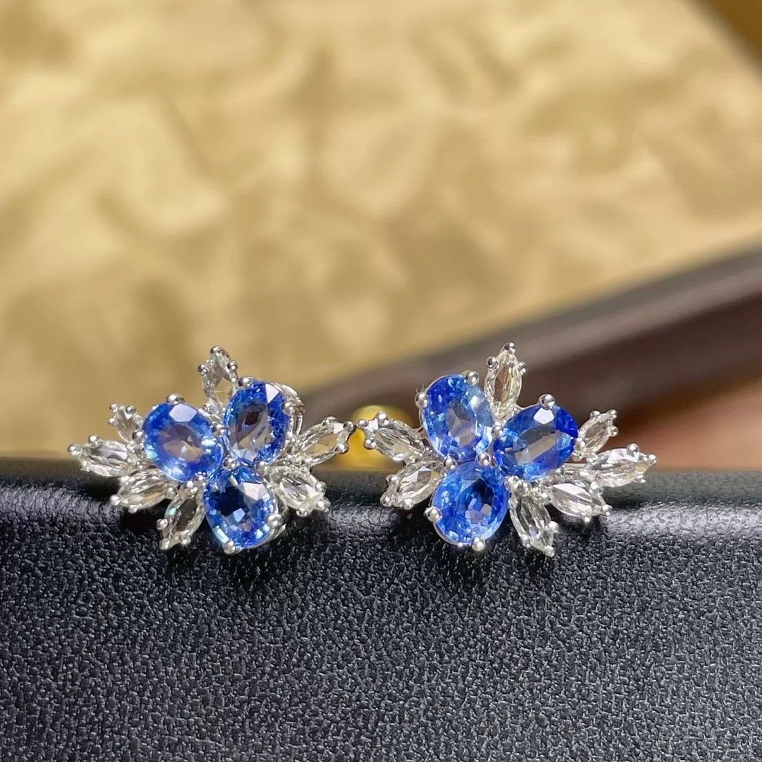 14k Gold 2.6 Ct Natural Sapphire & Sapphire Earrings: Ref:231007122 // gold content:14k gold // main gemstone:sapphire // shape:oval // carat weight:2. 6ct // color:blue // treatment:natural // // adjacent gemstone 2 : sapphire // shape:marquise //