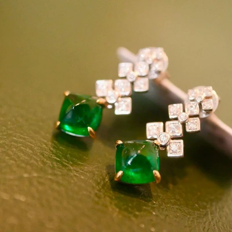 14k Gold 2.21 Ctw Natural Emerald & Diamond Earrings: Ref:231007127 // gold content:14k gold // main gemstone:emerald // shape:suger-loaf // carat weight:2. 08ct // color:green // treatment:natural // // adjacent gemstone 2 : diamond // shape:round // ca