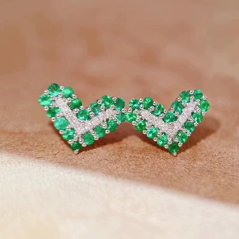 14k Gold 0.71 Ct Natural Emerald & Diamond Earrings: Ref:231007130 // gold content:14k gold // main gemstone:emerald // shape:round // carat weight:0. 71ct // color:green // treatment:natural // cut grade:g // // adjacent gemstone 2 : diamond //