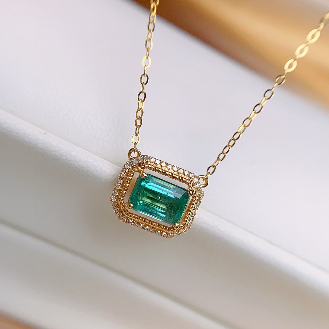 14k Gold 1.1 Ct Natural Emerald & Diamond Necklace: Ref:231007149 // gold content:14k gold // main gemstone:emerald // shape:octagonal // carat weight:1. 1ct // color:green // treatment:natural // // adjacent gemstone 2 : diamond // number of