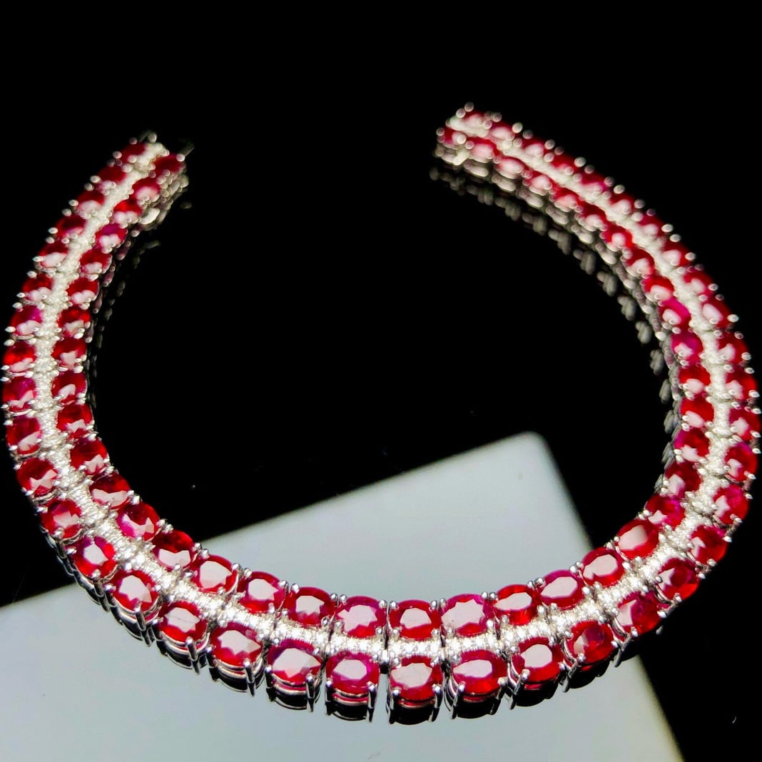 14k Gold 18.46 Ctw Natural Ruby & Diamond Bracelet: Ref:231007155 // gold content:14k gold // main gemstone:ruby // shape:oval // carat weight:17. 82ct // color:red // treatment:natural // // adjacent gemstone 2 : diamond // shape:round // carat weight