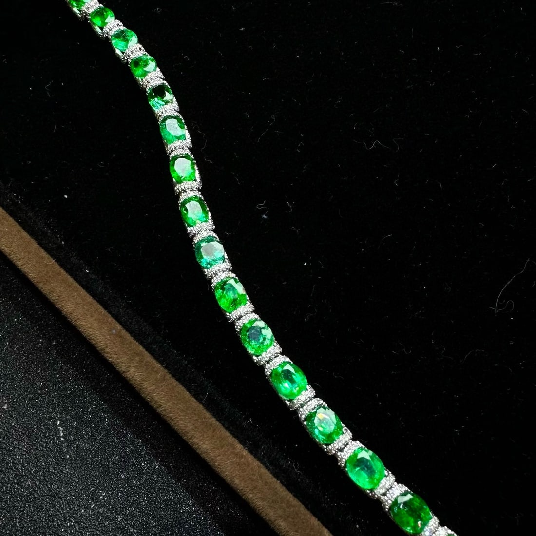 14k Gold 9.23 Ctw Natural Emerald & Diamond Bracelet: Ref:231007157 // gold content:14k gold // main gemstone:emerald // shape:oval // carat weight:7. 45ct // color:green // treatment:natural // // adjacent gemstone 2 : diamond // shape:round // carat we