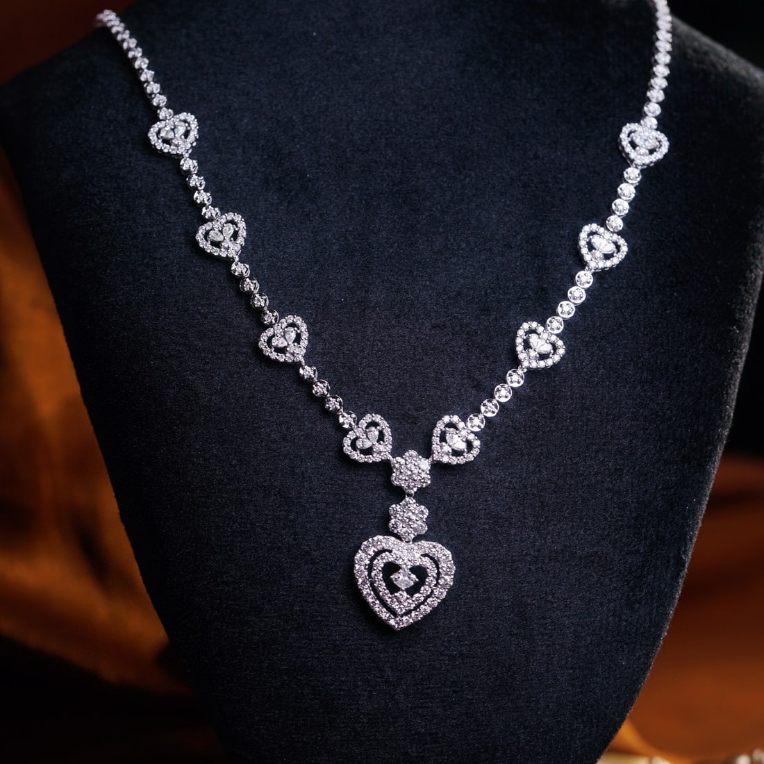 14k Gold 5.3 Ct Natural H Diamond Necklace: Ref:231007166 // gold content:14k gold // main gemstone:diamond // shape:multiply // carat weight:5. 3ct // clarity grade:vs-si // color:h // treatment:natural // Low Estimate: 19000 Condition: New