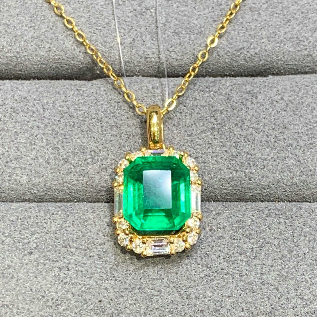 14k Gold 1.28 Ct Natural Emerald & Diamond Pendant( Without Chain ): Ref:231007170 // gold content:14k gold // main gemstone:emerald // shape:octagonal // carat weight:1. 28ct // color:green // treatment:natural // // adjacent gemstone 2 : diamond // number of stones:1