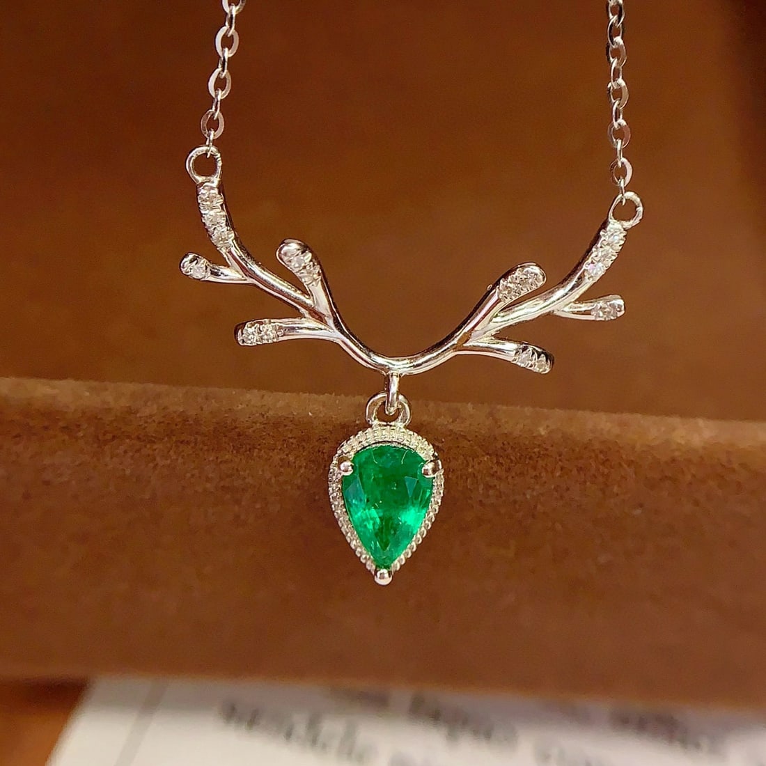 14k Gold 0.65 Ct Natural Emerald & Diamond Necklace: Ref:231007172 // gold content:14k gold // main gemstone:emerald // shape:pear // carat weight:0. 65ct // color:green // treatment:natural // // adjacent gemstone 2 : diamond // number of stones:16 //