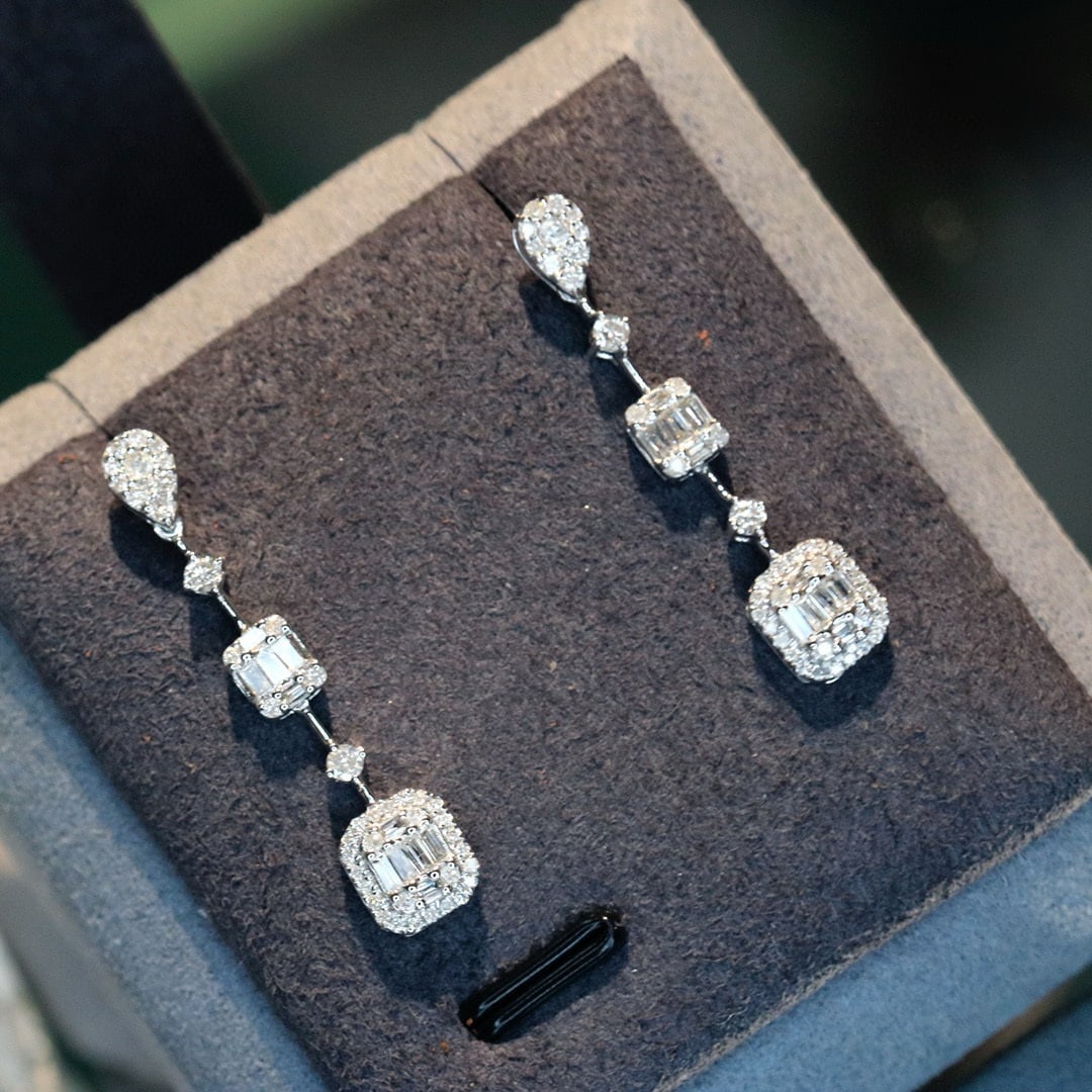 14k Gold 0.66 Ct Natural H Diamond Earrings: Ref:231007184 // gold content:14k gold // main gemstone:diamond // shape:multiply // carat weight:0. 66ct // clarity grade:vs-si // color:h // treatment:natural // High Estimate: 4300 Condition: New