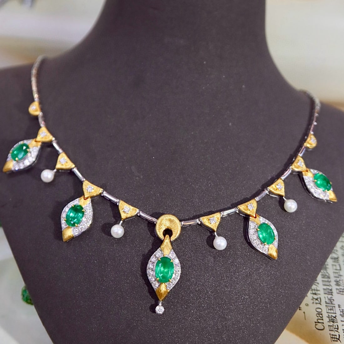 14k Gold 12.58 Ctw Natural Emerald & Diamond Necklace: Ref:231007190 // gold content:14k gold // main gemstone:emerald // shape:oval // carat weight:9. 85ct // color:green // treatment:natural // // adjacent gemstone 2 : diamond // shape:round // carat we