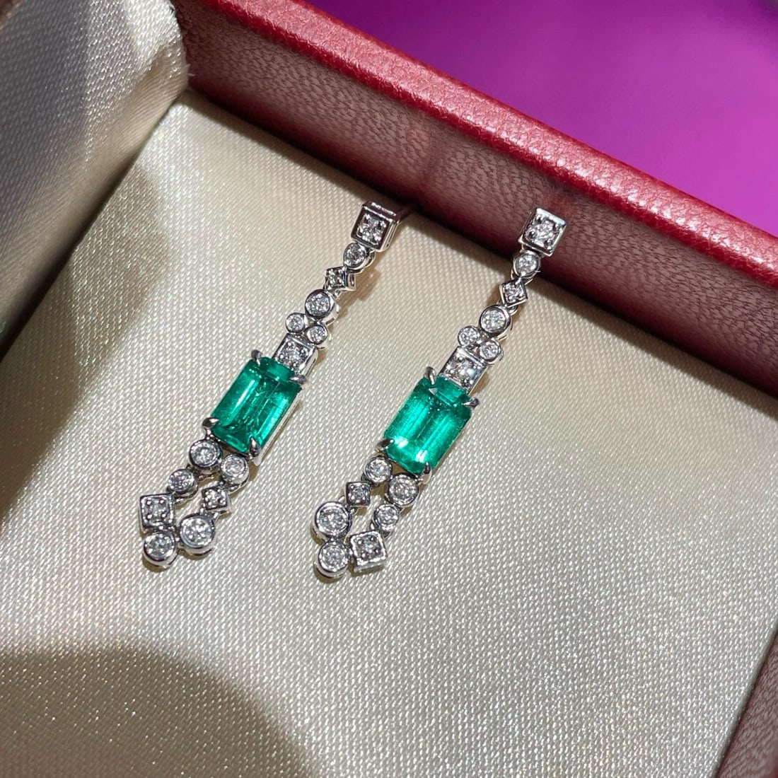 14k Gold 1.00 Ct Natural Emerald & Diamond Earrings: Ref:231007192 // gold content:14k gold // main gemstone:emerald // shape:octagonal // carat weight:1. 00ct // color:green // treatment:natural // // adjacent gemstone 2 : diamond // shape:round //