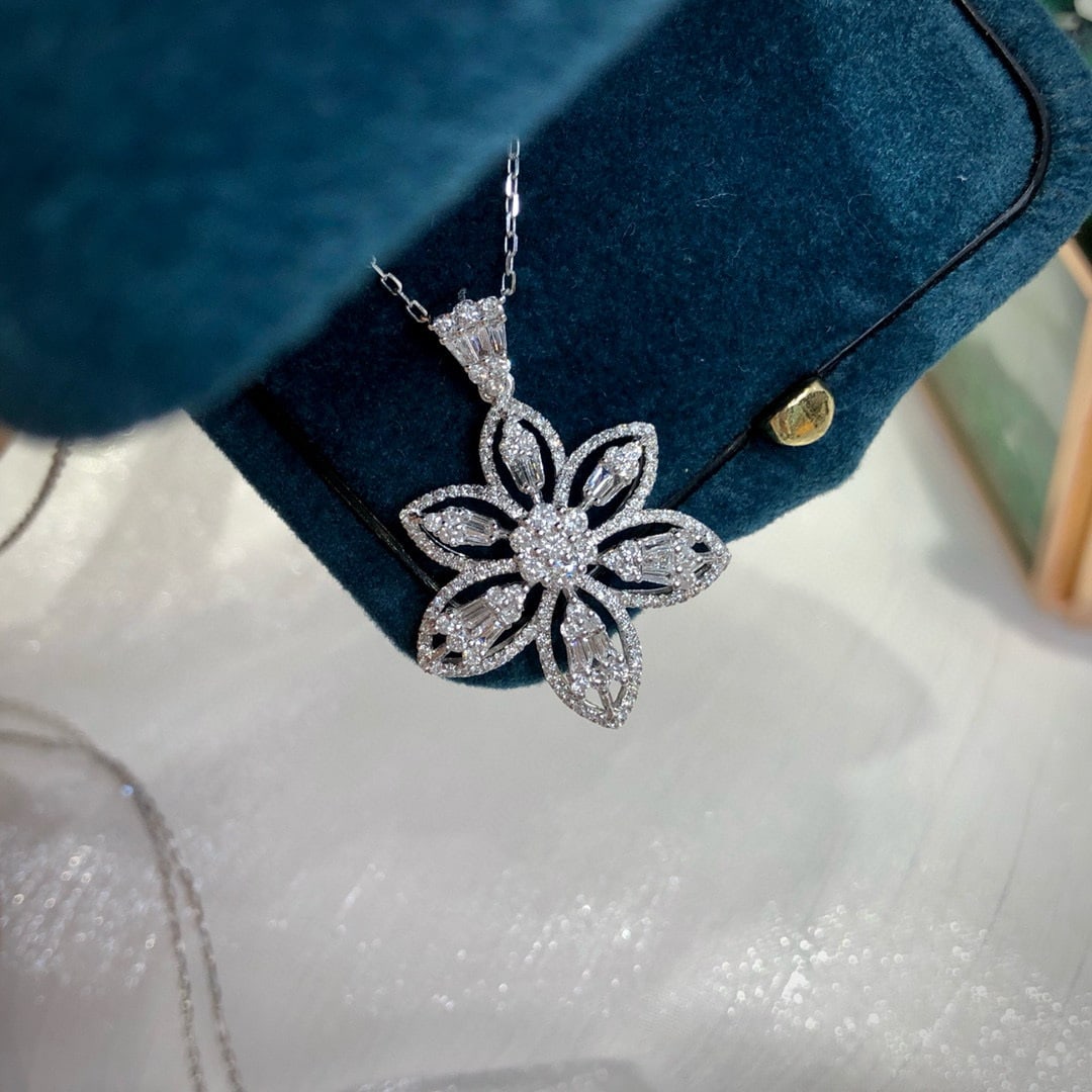 14k Gold 0.86 Ct Natural H Diamond Pendant( Without Chain ): Ref:231007198 // gold content:14k gold // main gemstone:diamond // shape:multiply // carat weight:0. 86ct // clarity grade:vs-si // color:h // treatment:natural // High Estimate: 4300 Condition: New